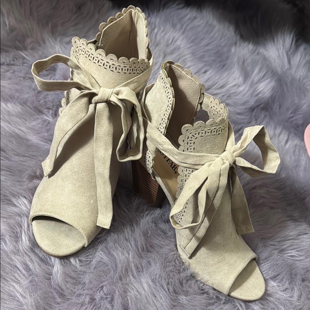 Elegant Cream Lace-Up Women's Shoes